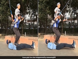 पति के पेट पर खड़ी हुई और बच्चे को कंधे पर बैठा लिया, रस्सी कूदने का खतरनाक तरीका वायरल, यूजर्स बोले- लस्सी का कमाल पति के पेट पर खड़ी हुई और बच्चे को कंधे पर बैठा लिया, रस्सी कूदने का खतरनाक तरीका वायरल, यूजर्स बोले- लस्सी का कमाल