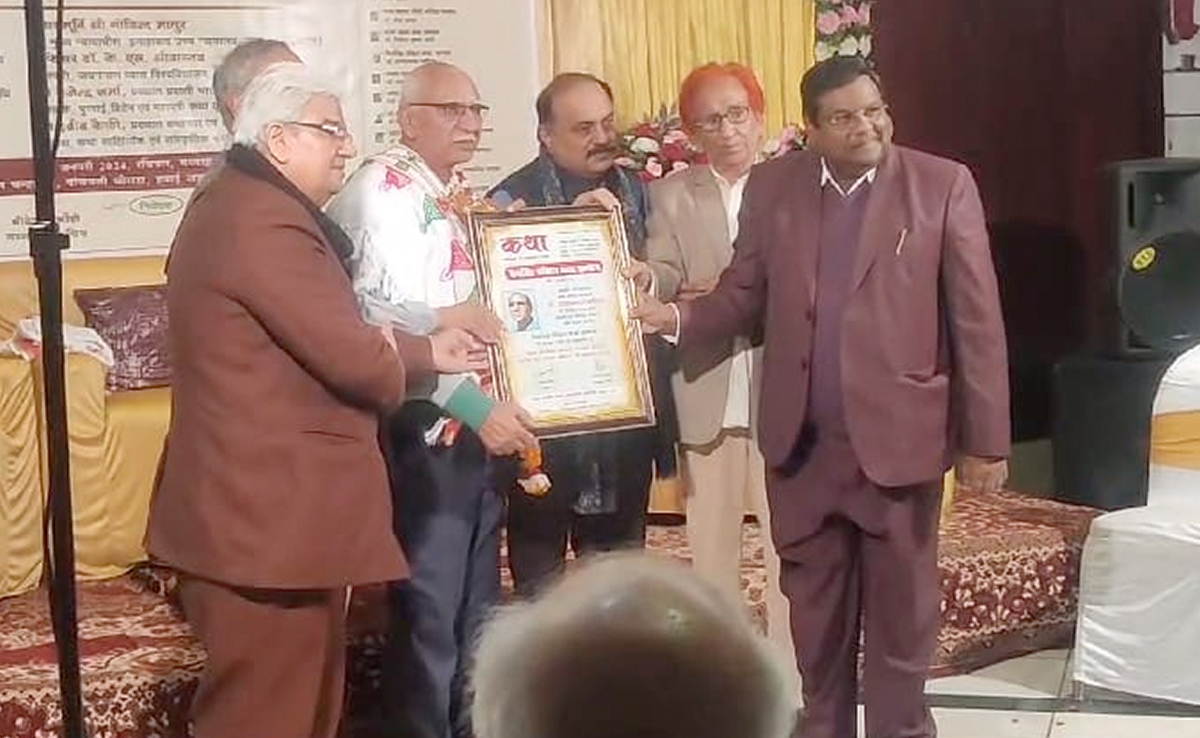 राजस्थान के एक ऐसे अधिकारी जो साहित्य के क्षेत्र में दर्जनों अवार्ड से हो चुके हैं सम्मानित 