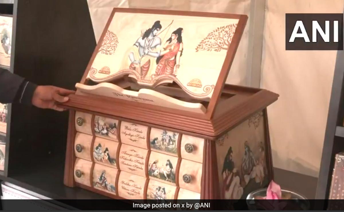 ये है दुनिया की सबसे महंगी रामायण, कीमत डेढ़ लाख रुपये, जापान की स्याही और फ्रांस के सामान का किया गया इस्तेमाल