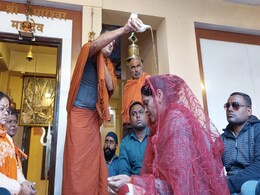 जबलपुर की रजिया बी बनीं 'नंदिनी ठाकुर', पति और दोनों बच्चे भी अपनाएंगे हिंदू धर्म, जानिए वजह जबलपुर की रजिया बी बनीं 'नंदिनी ठाकुर', पति और दोनों बच्चे भी अपनाएंगे हिंदू धर्म, जानिए वजह