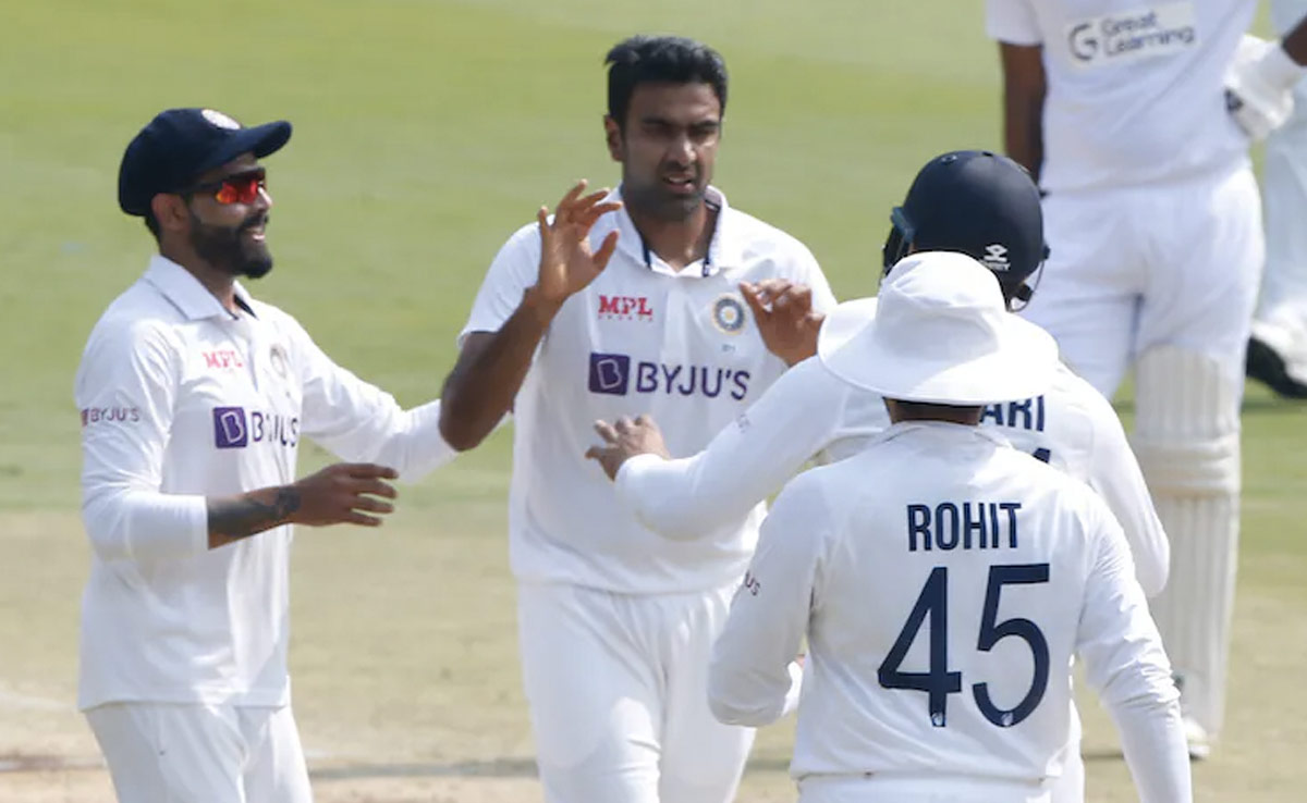 भारत ने इंग्लैंड की पारी को 246 रनों पर समेटा, स्पिनरों के दबदबे के बाद जायसवाल ने जमाई सिर्फ 47 गेंदो पर फिफ्टी