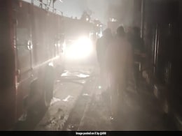 दिल्ली के ओखला में मोदी मिल के पास वन क्षेत्र में लगी आग,यातायात प्रभावित दिल्ली के ओखला में मोदी मिल के पास वन क्षेत्र में लगी आग,यातायात प्रभावित