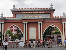 करूर भगदड़ मृतकों की संख्या हुई 40, TVK ने जांच के लिए मद्रास हाईकोर्ट का किया रुख करूर भगदड़ मृतकों की संख्या हुई 40, TVK ने जांच के लिए मद्रास हाईकोर्ट का किया रुख
