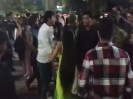 Indore News: पब में पार्टी के दौरान विवाद पर जमकर हुई तोड़फोड़, वायरल वीडियो में देखें दहशत का ये मंजर Indore News: पब में पार्टी के दौरान विवाद पर जमकर हुई तोड़फोड़, वायरल वीडियो में देखें दहशत का ये मंजर