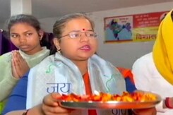 राम भक्ति में लीन वाराणसी की नाज़नीन अंसारी, उर्दू में लिखी राम आरती राम भक्ति में लीन वाराणसी की नाज़नीन अंसारी, उर्दू में लिखी राम आरती