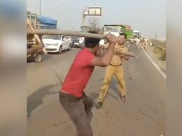 महाराष्ट्र में प्रदर्शनकारी ट्रक ड्राइवरों ने पुलिसकर्मी पर किया हमला, दौड़ा-दौड़ा कर लाठी-डंडों से पीटा
