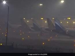 Delhi Wakes Up To Thick Fog Again, Over 100 Flights Affected Delhi Wakes Up To Thick Fog Again, Over 100 Flights Affected