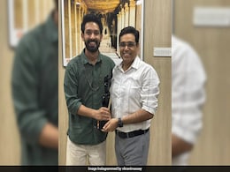 Filmfare Awards 2024: Vikrant Massey Dedicates Trophy To "<i>Asli</i> Hero" Manoj Kumar Sharma Filmfare Awards 2024: Vikrant Massey Dedicates Trophy To "<i>Asli</i> Hero" Manoj Kumar Sharma
