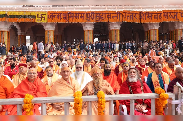 राम मंदिर प्राण प्रतिष्ठा समारोह में संतों के बीच बैठें मौलाना. राम मंदिर प्राण प्रतिष्ठा समारोह में संतों के बीच बैठें मौलाना.