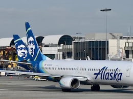 'Anxious' Woman Opens Emergency Exit, Climbs Onto Wing Of Alaska Airlines Plane 'Anxious' Woman Opens Emergency Exit, Climbs Onto Wing Of Alaska Airlines Plane