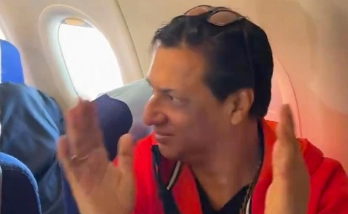 Ayodhya Ram Mandir :  मधुर भंडारकर ने एरोप्लेन के अंदर का वीडियो किया शेयर, प्लेन में राम भजन करते नजर आए लोग