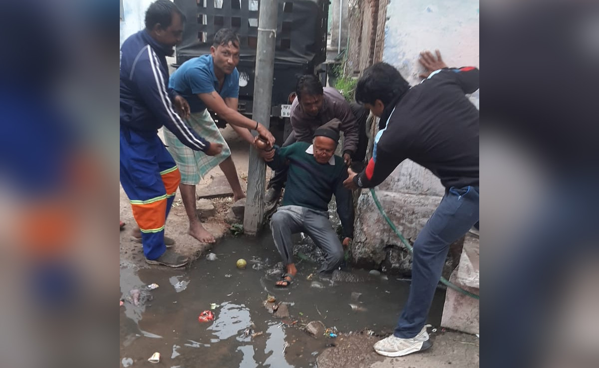 धार नगर पालिका की लापरवाही से गंदे नाले में गिरा बुजुर्ग, बाल-बाल बची जान