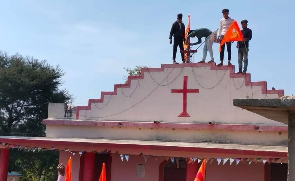 Fact Check: क्रिश्चियन क्रॉस वाले घर पर परिचितों ने लगाया था भगवा झंडा, एक साथ त्योहार मनाते हैं यहां के लोग