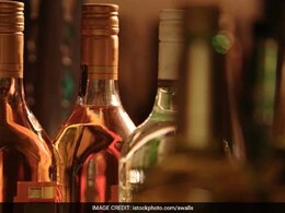 Liqour Sale: बेमेतरा में लोगों ने जमकर छलकाया जाम, 10 महीनों में गटक गए ₹138 करोड़ की शराब Liqour Sale: बेमेतरा में लोगों ने जमकर छलकाया जाम, 10 महीनों में गटक गए ₹138 करोड़ की शराब
