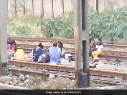 मुंबई लोकल ट्रेन की पटरियों पर खाना बनाते और सोते दिखे लोग, वायरल Video पर रेलवे ने कही ये बात मुंबई लोकल ट्रेन की पटरियों पर खाना बनाते और सोते दिखे लोग, वायरल Video पर रेलवे ने कही ये बात