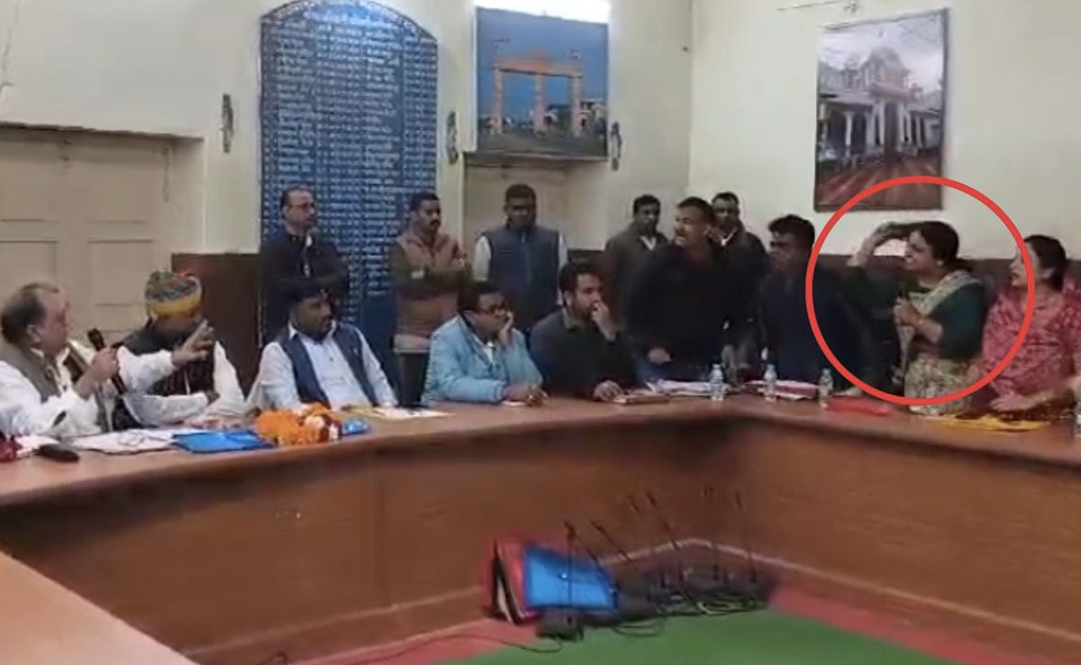 महिला पार्षद ने नगरपालिका अध्यक्ष पर फेंकी चप्पल, हंगामे का वीडियो वायरल, जानें पूरा मामला