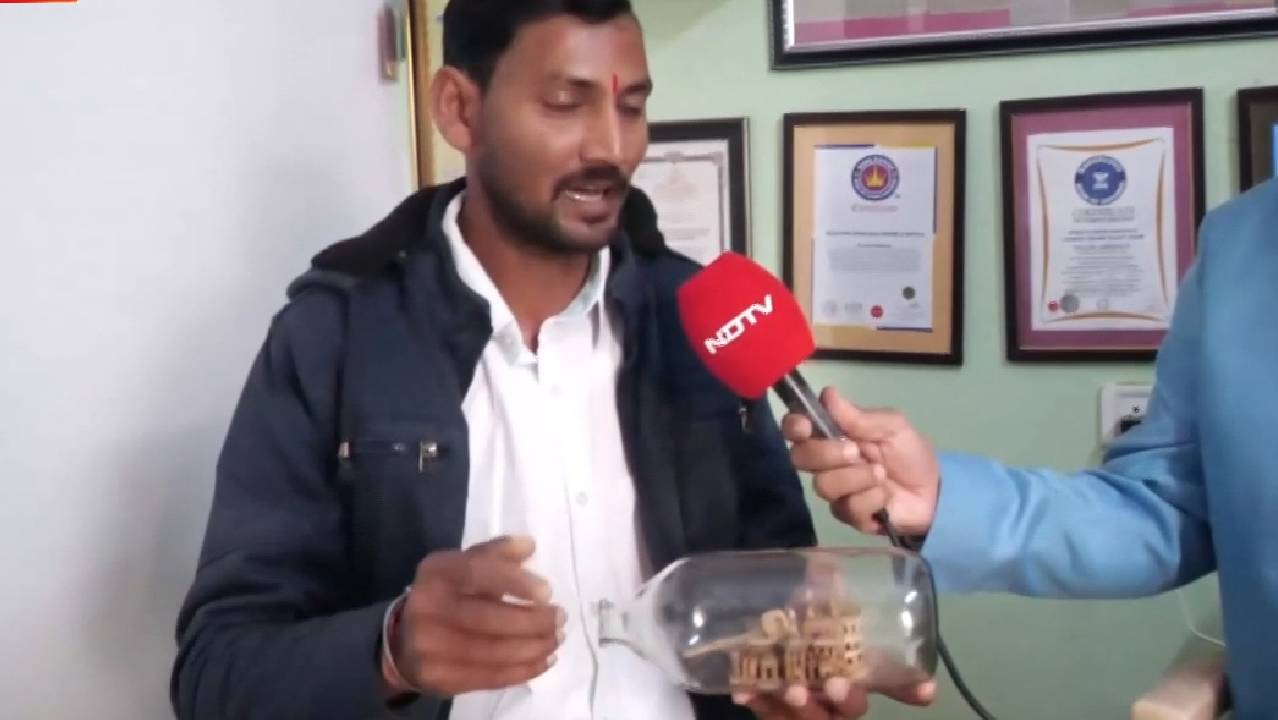 Ayodhya Ram Mandir: मंडला के इस रामभक्त ने कांच की बोतल में बना डाला ये राम मंदिर