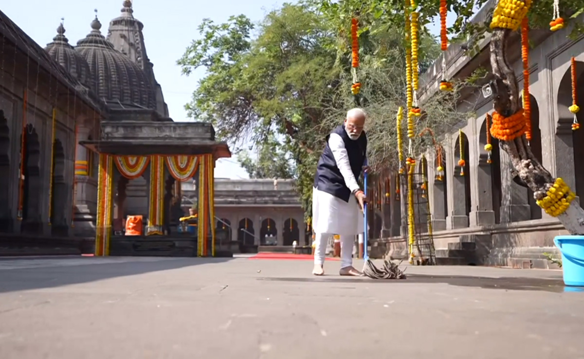 Video: PM Modi Cleans Nashik Temple As Part Of 'Swachchata Abhiyan'