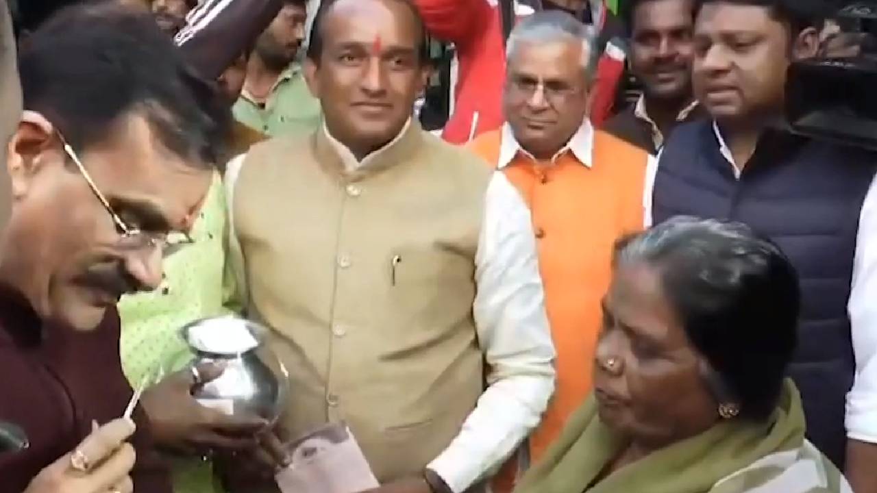एमपी में बीजेपी नेता घर-घर जाकर क्यों बांट रहे हैं अक्षत?