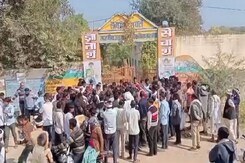 टोंक में गणतंत्र दिवस समारोह से वापस लौट रही छात्राओं के साथ छेड़छाड़ टोंक में गणतंत्र दिवस समारोह से वापस लौट रही छात्राओं के साथ छेड़छाड़