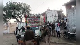 Rajasthan: टोंक में मस्जिद के सामने से शोभायात्रा निकालने पर हुआ हंगामा, रास्ते के बीच में खड़ा किया ट्रैक्टर&nbsp;