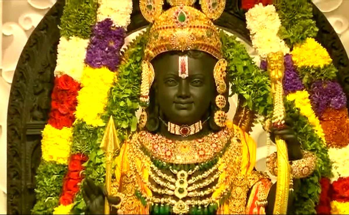 प्राण प्रतिष्ठा के बाद सोने से जगमग दिखे रामलला, PM दंडवत, पहली आरती का यह रहा वीडियो