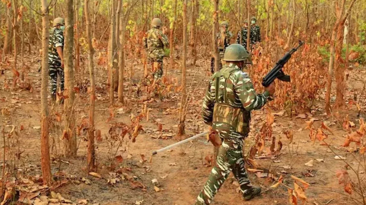 छत्तीसगढ़ के बीजापुर में पुलिस और नक्सलियों के बीच मुठभेड़, दो जवान घायल