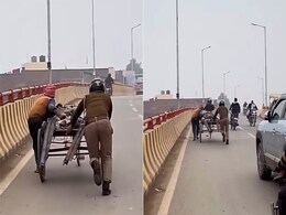 मुश्किल में पड़े शख्स की मदद करने के लिए पुलिसवाले ने किया कुछ ऐसा कि दुनिया हो गई कायल, हर कोई कर रहा सैल्यूट मुश्किल में पड़े शख्स की मदद करने के लिए पुलिसवाले ने किया कुछ ऐसा कि दुनिया हो गई कायल, हर कोई कर रहा सैल्यूट