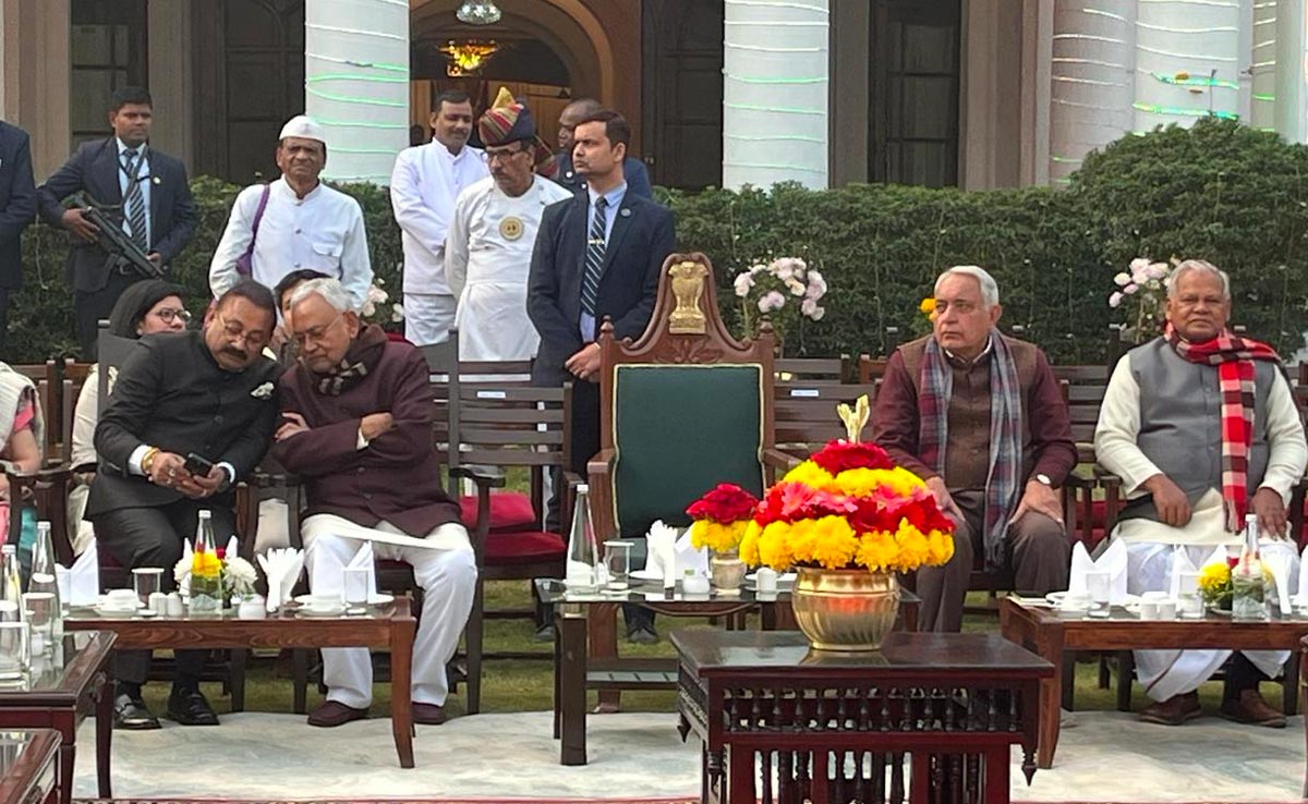 नीतीश पहुंचे राजभवन, तेजस्वी समेत सभी RJD विधायक राज्यपाल की टी पार्टी से नदारद