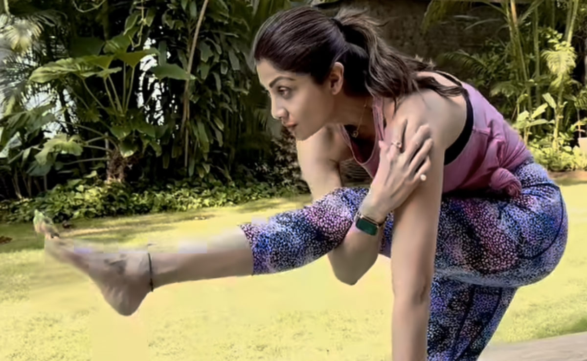 This Powerful Yoga <i>Asana</i> For Focus Is Starting Shilpa Shetty's New Year On A "Balanced Note"