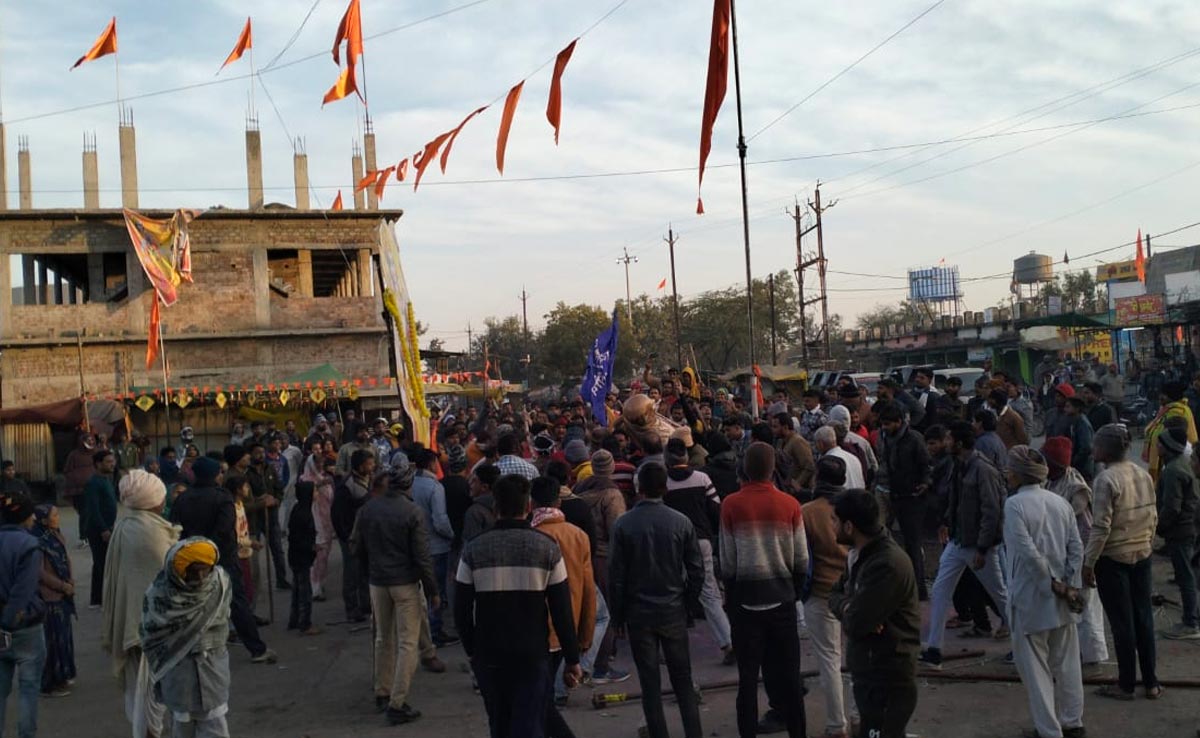 उज्जैन में मूर्ति स्थापना को लेकर दो पक्ष आपस में भिड़े, पथराव के साथ ही गाड़ियों में भी लगाई आग, ये है पूरा मामला&nbsp;