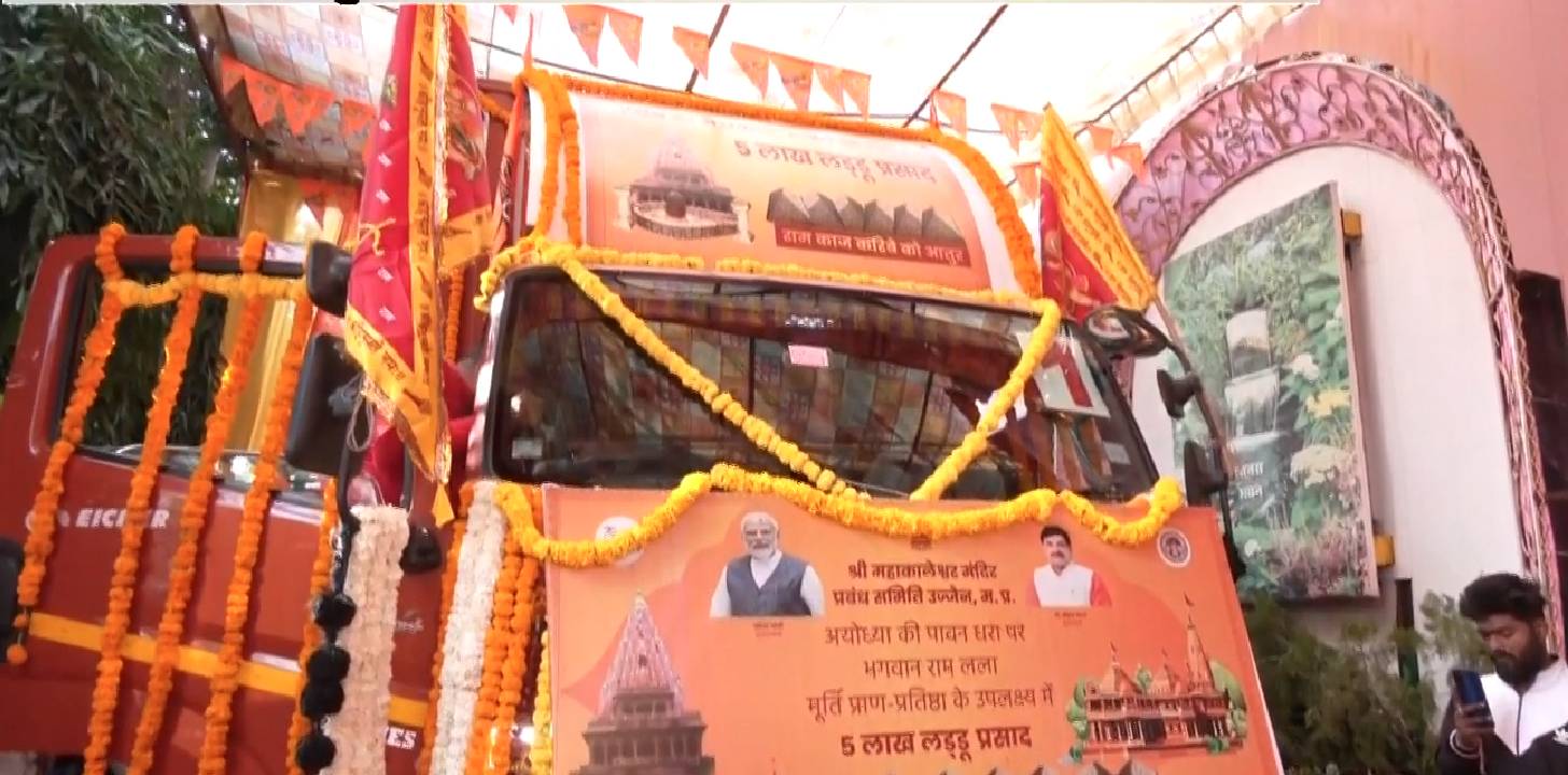 Ayodhya Ram Mandir: पांच लाख लड्ड्ओं से भरे ये ट्रक अयोध्या  के लिए हुए रवाना