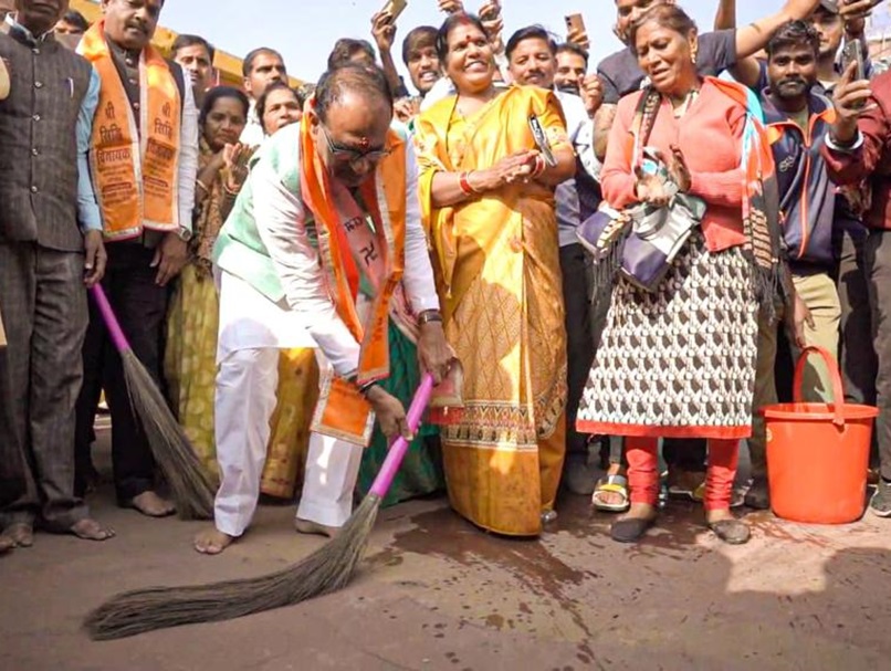 शिवराज सिंह चौहान ने चिंतामन गणेश मंदिर में की सफाई, कहा-जहां स्वच्छता है वहीं भगवान का वास