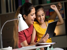 माता-पिता को देखकर बहुत कुछ सीखते हैं बच्चे, पैरेंट्स की इन आदतों को देखकर बनते हैं मेहनती  माता-पिता को देखकर बहुत कुछ सीखते हैं बच्चे, पैरेंट्स की इन आदतों को देखकर बनते हैं मेहनती