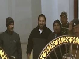 RJD का आरोप,  फ्लोर टेस्ट से पहले तेजस्वी यादव के आवास के बाहर भारी संख्या में पुलिस की गई तैनात RJD का आरोप,  फ्लोर टेस्ट से पहले तेजस्वी यादव के आवास के बाहर भारी संख्या में पुलिस की गई तैनात