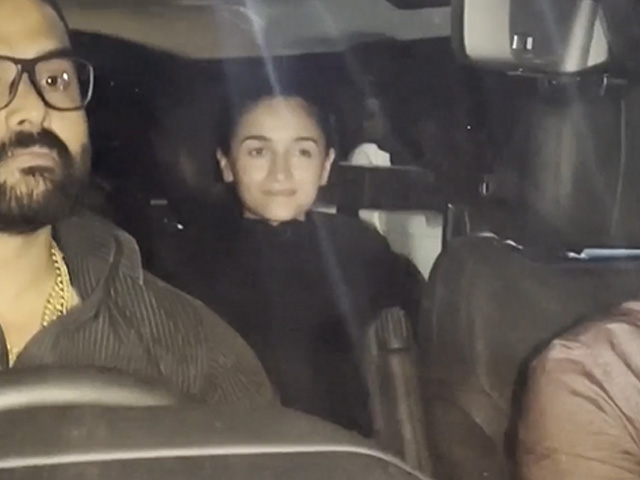 Alia Bhatt Greeted The Paparazzi Like This