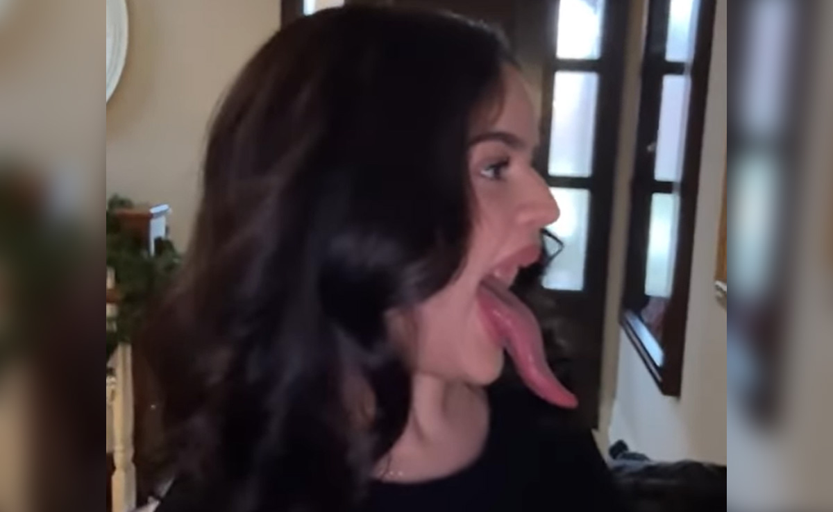 इस लड़की की जीभ को देख लगेगा 440 वोल्ट का झटका, हॉरर फिल्म के इस कैरेक्टर की आ जाएगी याद