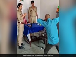 चोर ने थाने में किया ऐसा डांस हक्के-बक्के रह गए पुलिसवाले, बोले- जा तुझे छोड़ दिया भाई...लोग बार-बार देख रहे VIDEO चोर ने थाने में किया ऐसा डांस हक्के-बक्के रह गए पुलिसवाले, बोले- जा तुझे छोड़ दिया भाई...लोग बार-बार देख रहे VIDEO