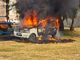 मध्य प्रदेश के सतना में दिनदहाड़े एक कार में भीषण आग, फायर ब्रिगेड ने काबू पाया... देखिए तस्वीरें 