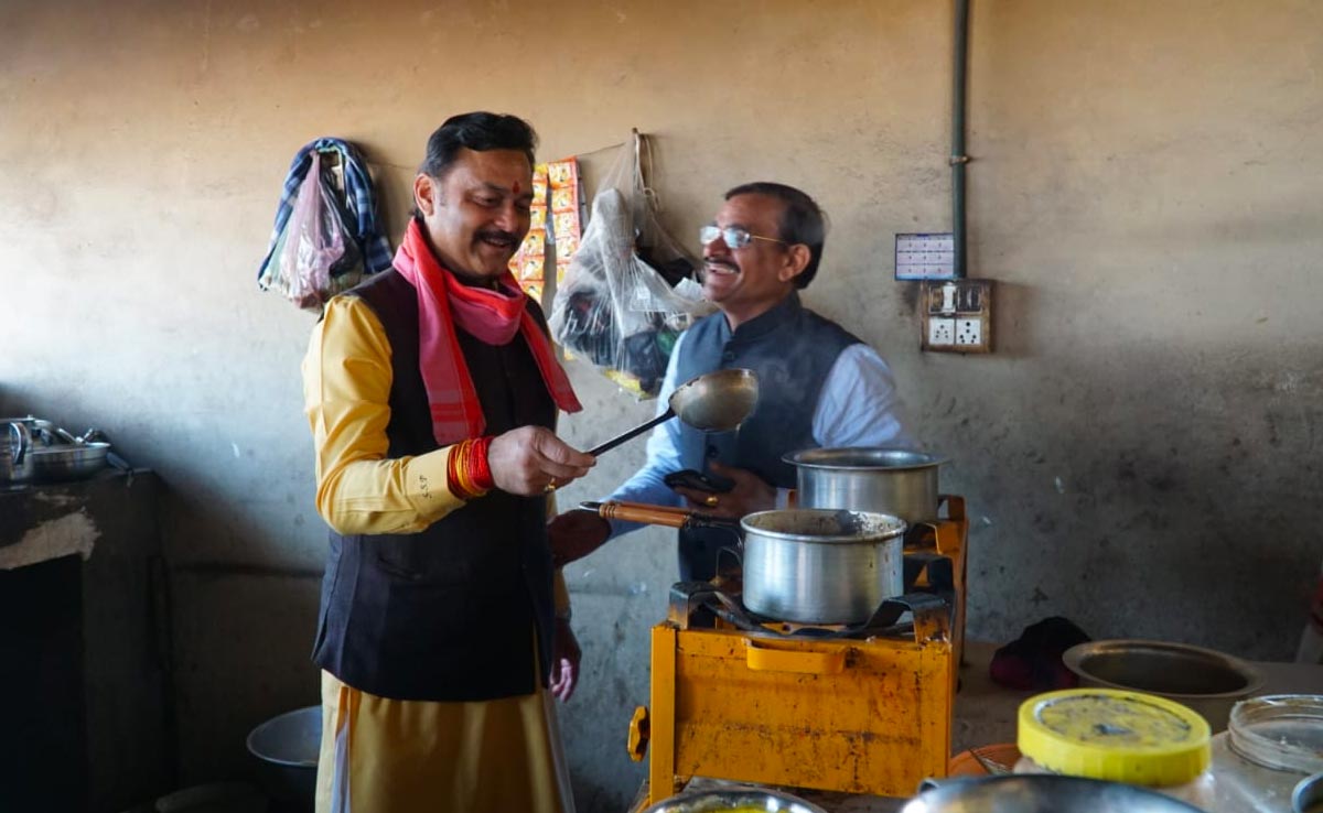 विधायक ने ढाबे पर खुद अपने हाथों से बनाई चाय, सांसद वीडी शर्मा ने ली चुस्की, देखें वीडियो