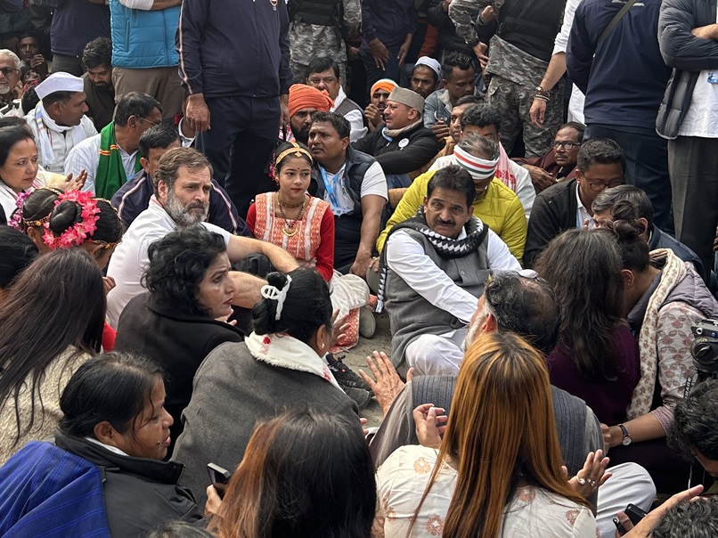 रघुपति राघव राजा राम: सड़क पर बैठे राहुल गांधी, कांग्रेस ने कहा आज BJP सरकार मंदिर जाने&nbsp;से&nbsp;रोक&nbsp;रही&nbsp;है, देखिए वीडियो