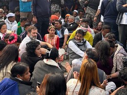 रघुपति राघव राजा राम: सड़क पर बैठे राहुल गांधी, कांग्रेस ने कहा आज BJP सरकार मंदिर जाने से रोक रही है, देखिए वीडियो रघुपति राघव राजा राम: सड़क पर बैठे राहुल गांधी, कांग्रेस ने कहा आज BJP सरकार मंदिर जाने से रोक रही है, देखिए वीडियो