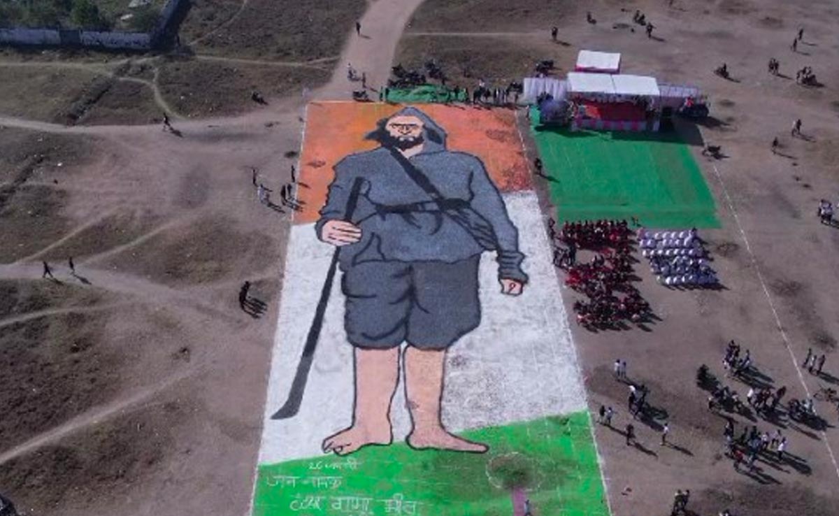 इंदौर के कलाकारों ने ब्लैक स्टोन से विश्व की सबसे बड़ी 'टंट्या मामा भील' की आकृति बनाई, किया वर्ल्ड रिकॉर्ड अपने नाम