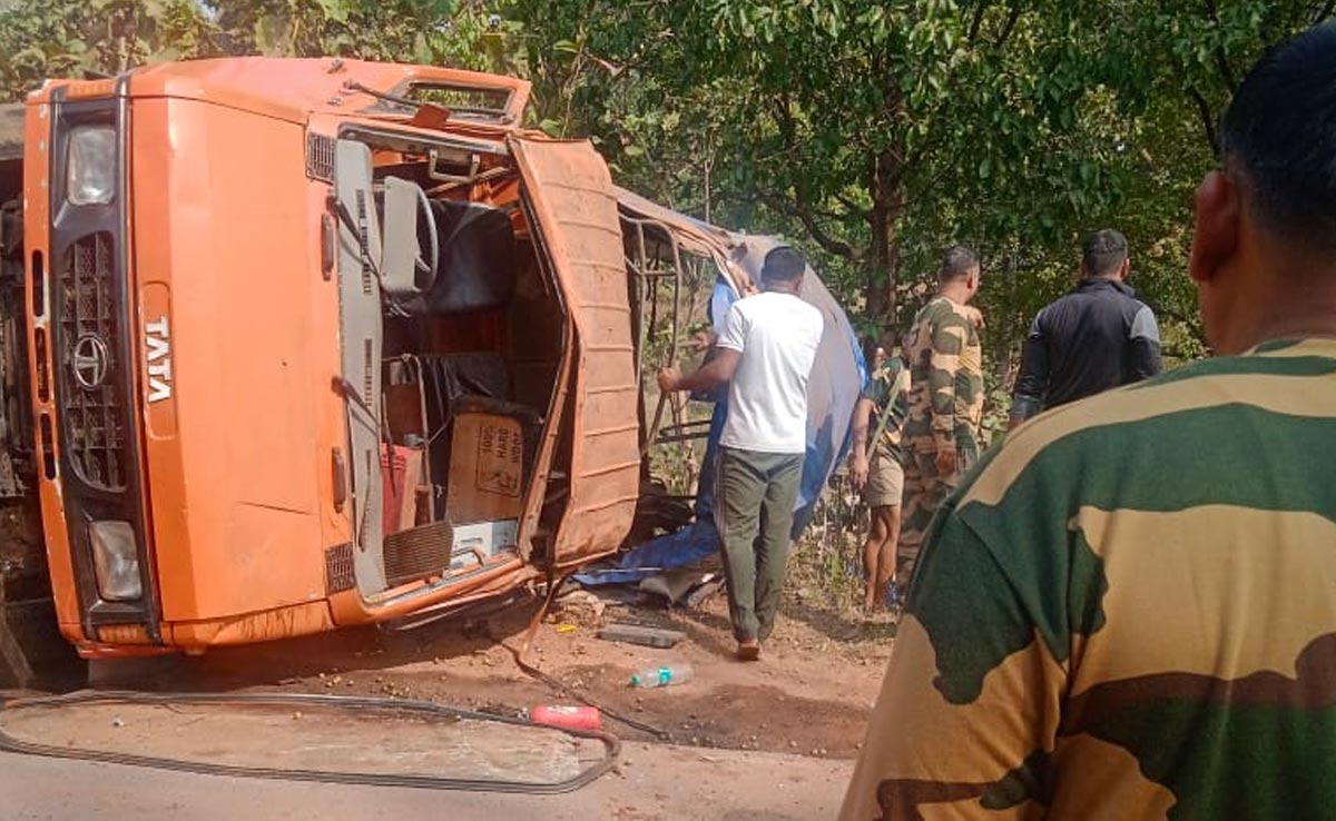 छुट्टी पर जा रहे BSF जवानों की गाड़ी अनियंत्रित होकर पलटी, 17 जवान घायल, चार की हालत गंभीर