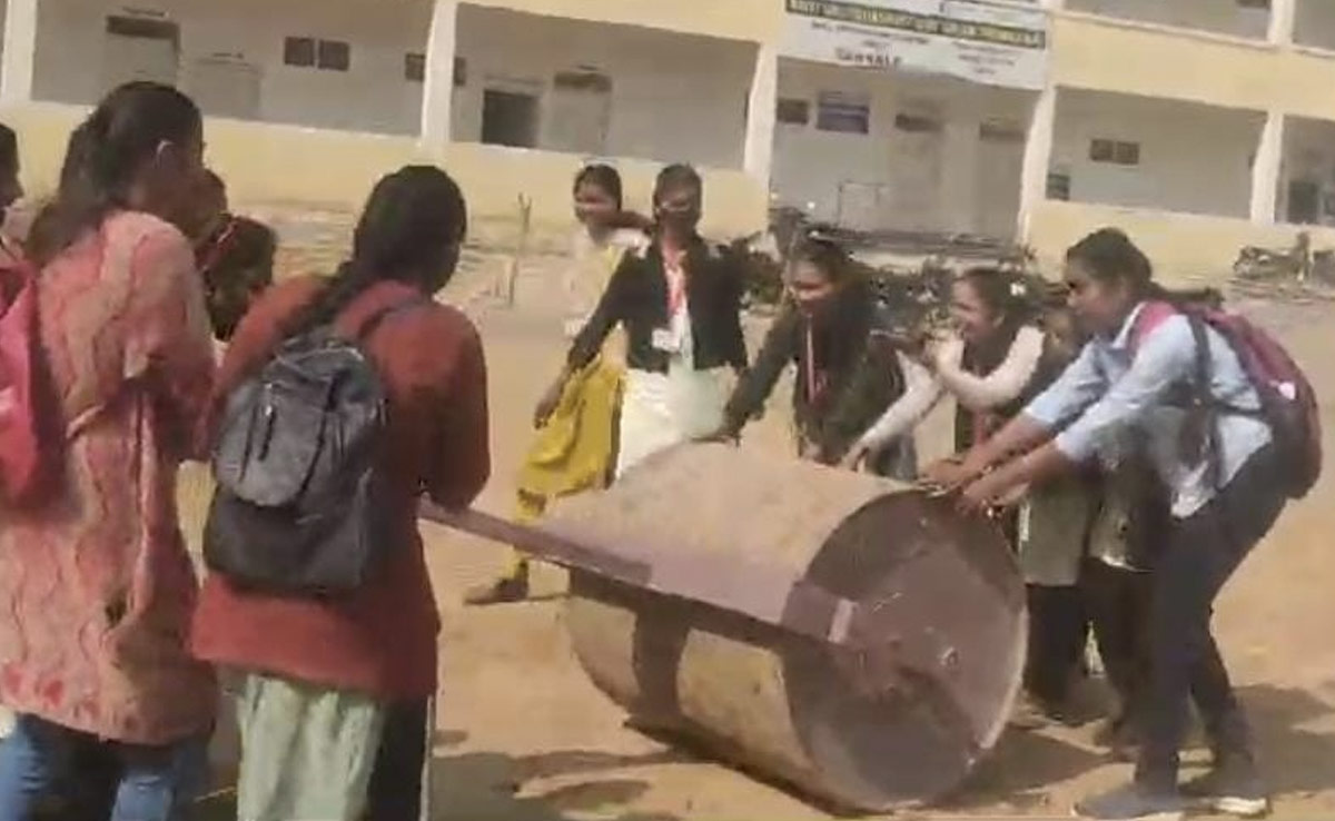भारी भरकम रोलर चलवाकर बच्चियों से करवाई कॉलेज ग्राउंड की मरम्मत, वीडियो हुआ वायरल