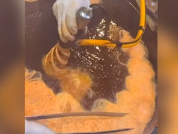 Pakistan Jalebi: इंटरनेट पर धमाल मचा रही ऑटोमैटिक मशीन से बनी पाकिस्तान की "चाउमीन जलेबी", यहां देखें... Pakistan Jalebi: इंटरनेट पर धमाल मचा रही ऑटोमैटिक मशीन से बनी पाकिस्तान की "चाउमीन जलेबी", यहां देखें...