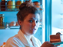 Nutritionist Demonstrates 5 Ways To Curb Midnight Cravings