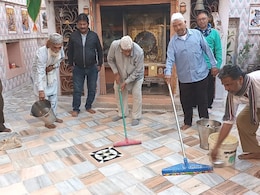 राम मंदिर प्राण प्रतिष्ठा को लेकर मुस्लिम समुदाय में भी उत्साह, मंदिर की साफ-सफाई करते नजर आए राम मंदिर प्राण प्रतिष्ठा को लेकर मुस्लिम समुदाय में भी उत्साह, मंदिर की साफ-सफाई करते नजर आए