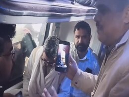 VIDEO: ट्रेन में सफर कर रहे थे किसान नेता, ठंड लगी तो समर्थकों ने अंदर ही सुलगाई अंगीठी VIDEO: ट्रेन में सफर कर रहे थे किसान नेता, ठंड लगी तो समर्थकों ने अंदर ही सुलगाई अंगीठी
