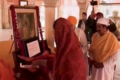 गुरु गोविंद सिंह की 339 साल पुरानी तलवार, दीया कुमारी ने टेका मत्था गुरु गोविंद सिंह की 339 साल पुरानी तलवार, दीया कुमारी ने टेका मत्था